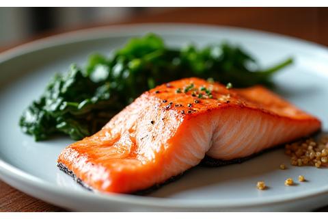 Un plato gourmet con salmón a la plancha, espinacas salteadas y una guarnición de arroz salvaje, perfecto para una cena relajante.