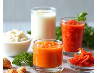 Recipientes con yogur natural cremoso, un vaso de kéfir, un tazón de kimchi fermentado y una variedad de verduras lacto-fermentadas locales.