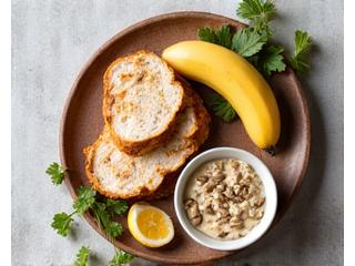 Primer plano de un plato con pavo asado, plátanos maduros, avena en un tazón y semillas de calabaza esparcidas.