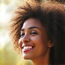Retrato sonriente de Ana L., cliente satisfecha