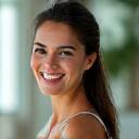 Retrato sonriente de Mariana S., cliente satisfecha
