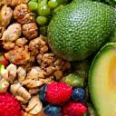 Alimentos frescos y saludables dispuestos armónicamente.