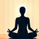 Persona meditando con una expresión serena, rodeada de luz suave.